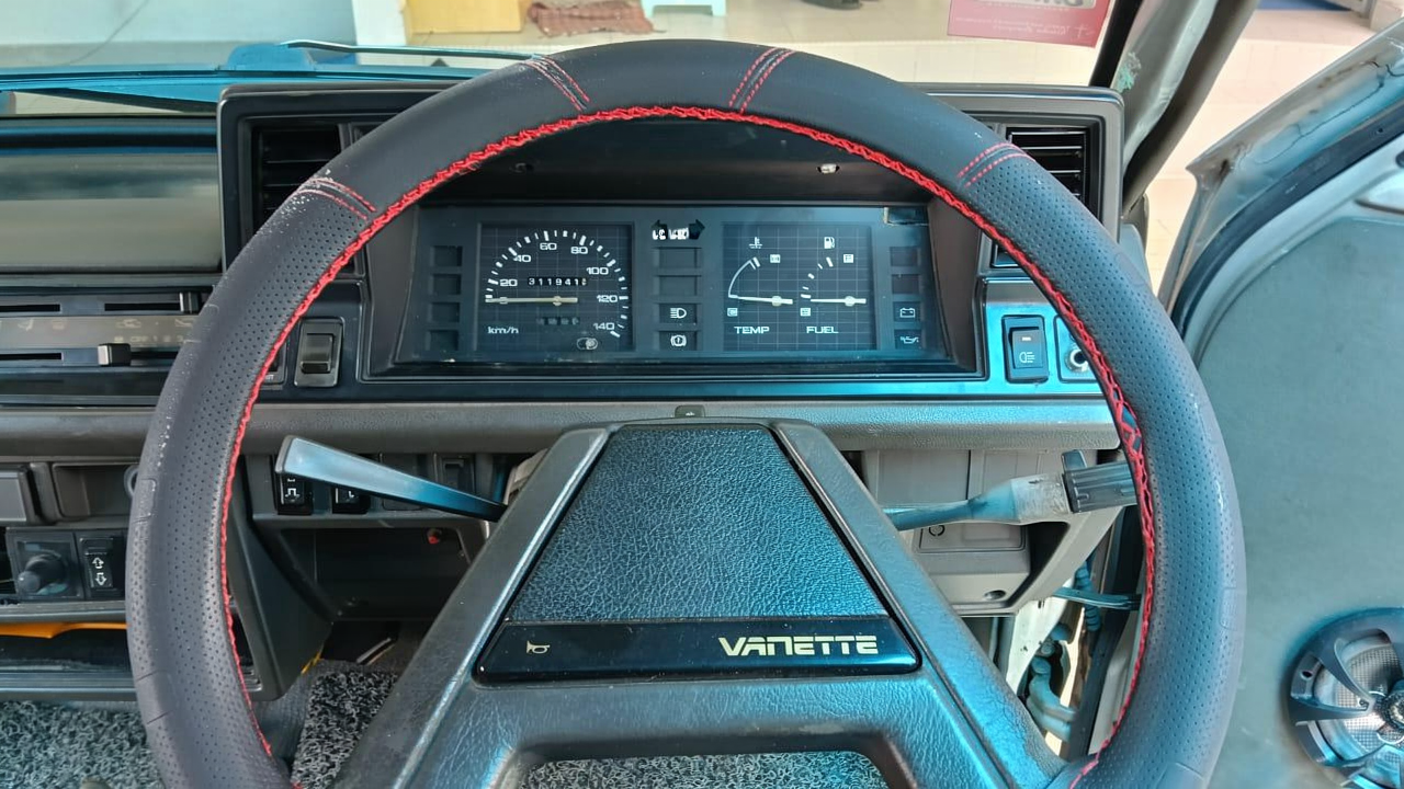 Nissan Vanette C22 Window Van (Passenger)