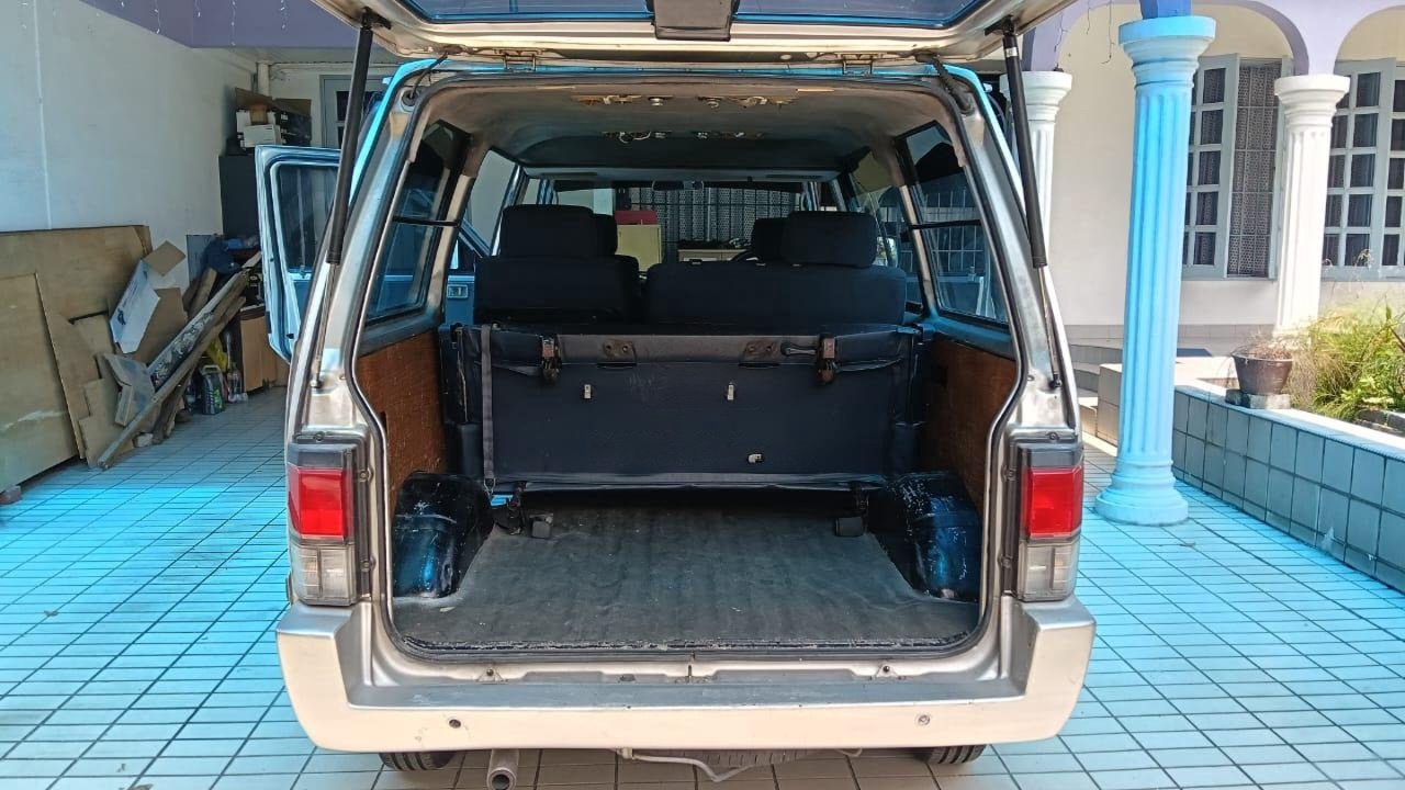 Nissan Vanette C22 Window Van (Passenger)