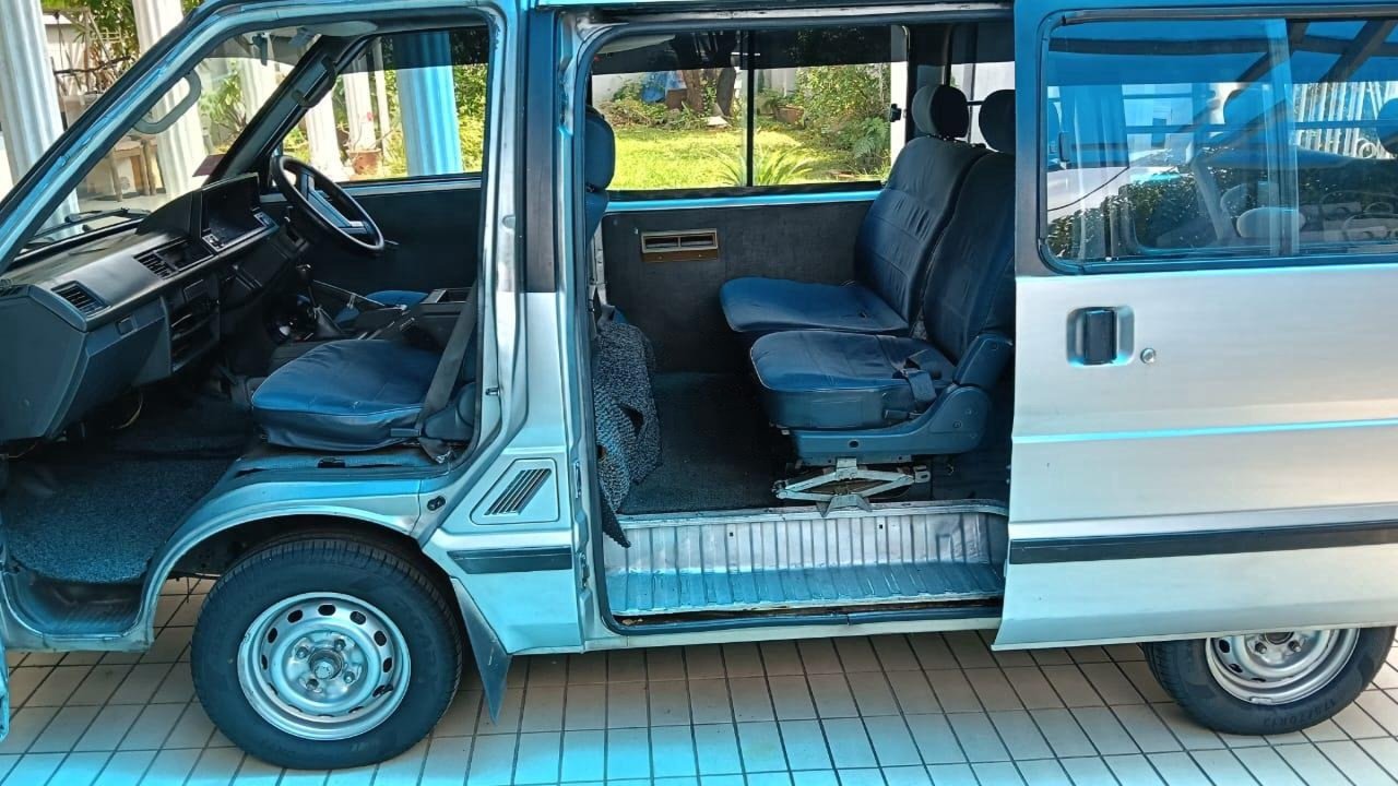 Nissan Vanette C22 Window Van (Passenger)